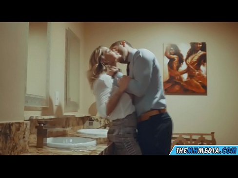 ❤️ Кад те прсата плавуша заведе у јавном тоалету Секс видео на sr.sexycamse.top